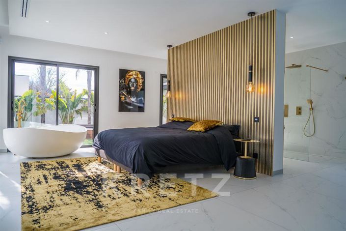 Image No.5-5 Bed Property for sale