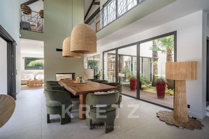 Image No.8-5 Bed House for sale