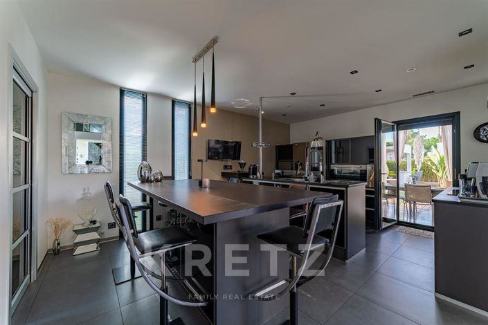 Image No.7-4 Bed House for sale