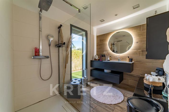 Image No.8-4 Bed House for sale