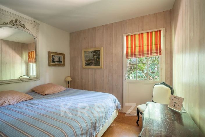 Image No.8-5 Bed House for sale