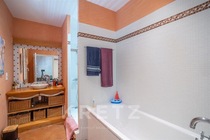 Image No.9-5 Bed House for sale