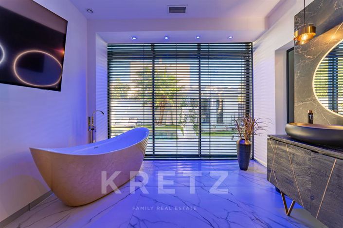 Image No.10-5 Bed Property for sale