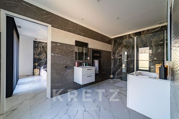 Image No.16-5 Bed House for sale