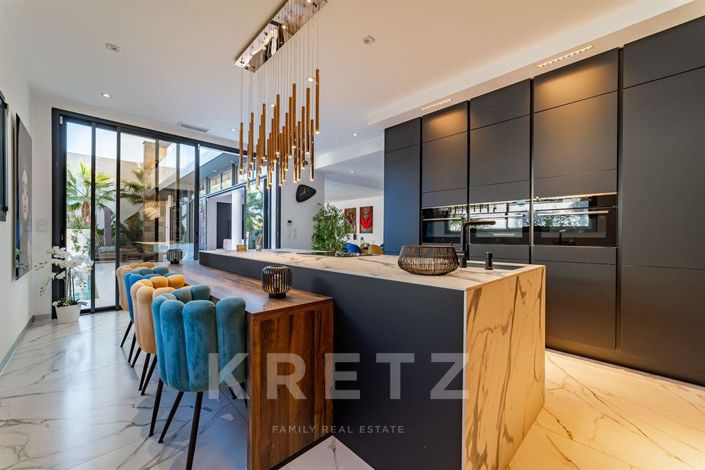 Image No.2-5 Bed Property for sale