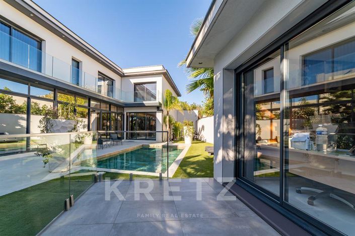 Image No.8-5 Bed House for sale