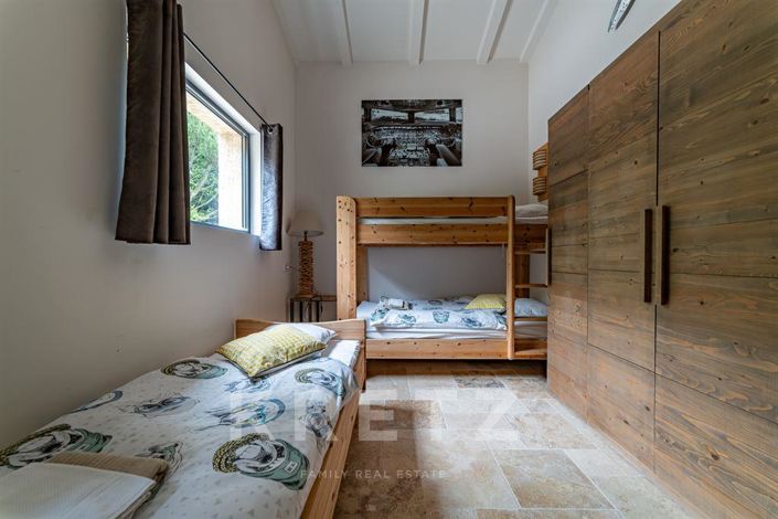 Image No.16-5 Bed Property for sale