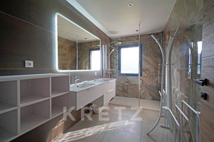 Image No.7-5 Bed House for sale