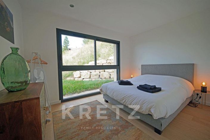 Image No.8-5 Bed House for sale