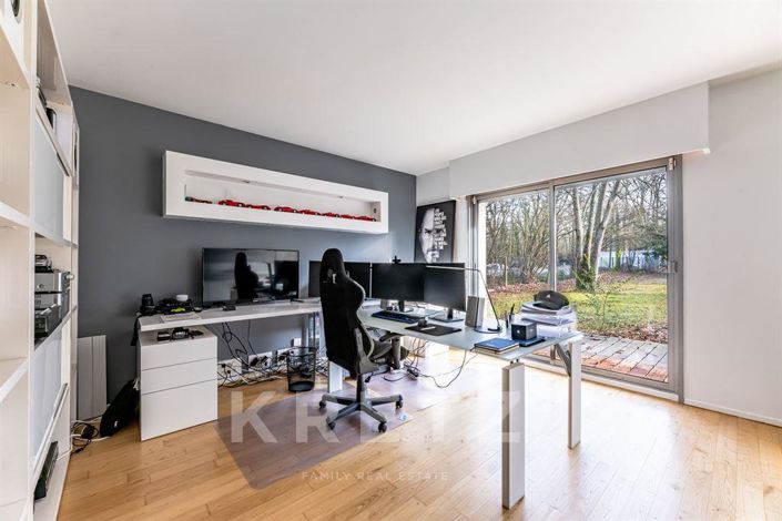 Image No.8-6 Bed House for sale