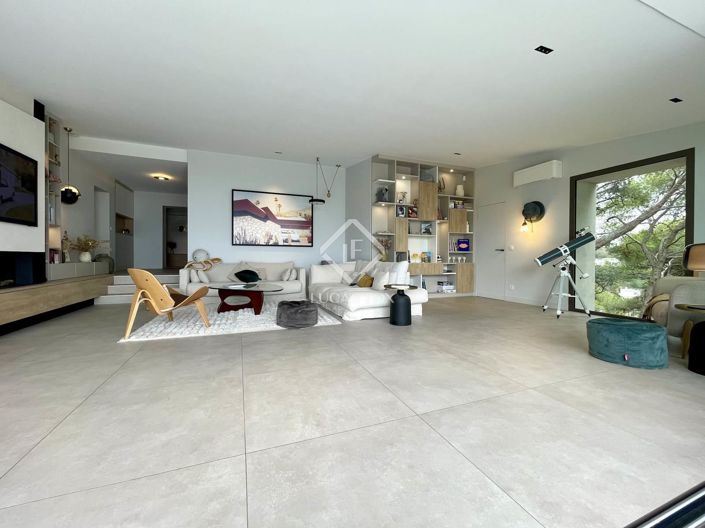 Image No.17-5 Bed House for sale