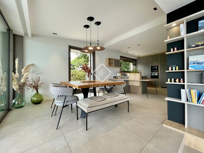 Image No.4-5 Bed House for sale