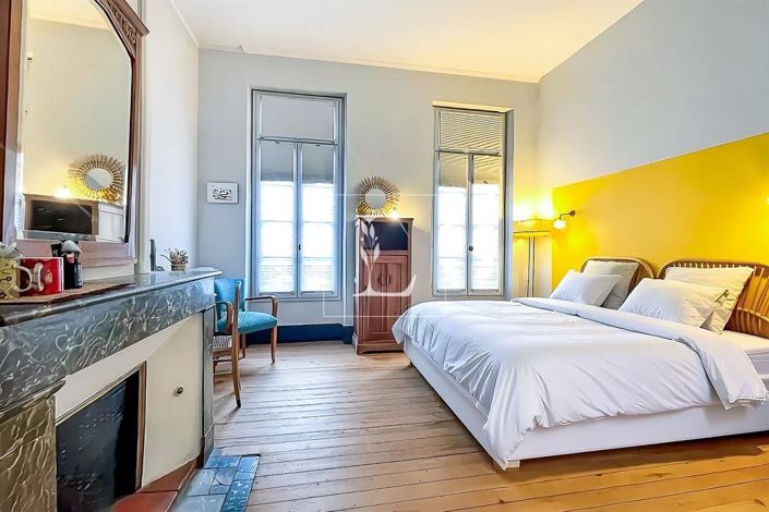 Image No.12-6 Bed Property for sale