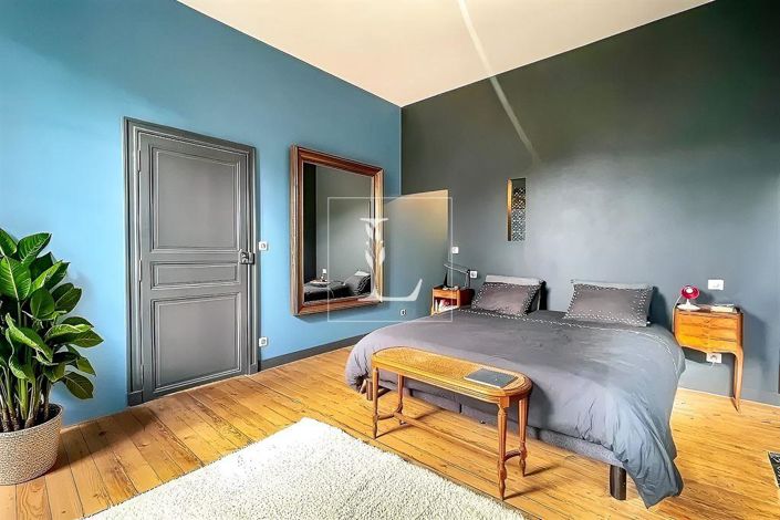 Image No.17-6 Bed Property for sale