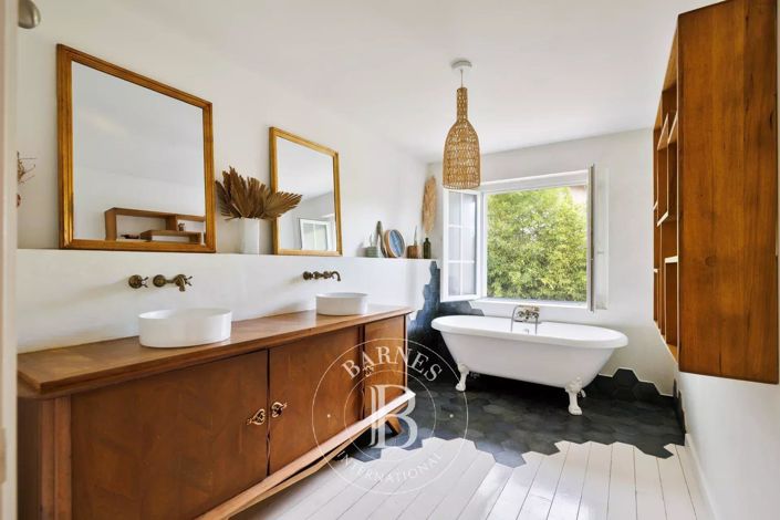 Image No.12-4 Bed House for sale