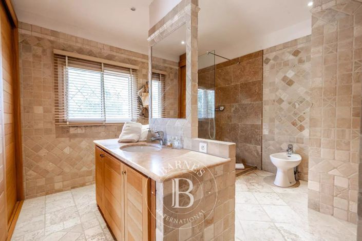 Image No.4-10 Bed House for sale