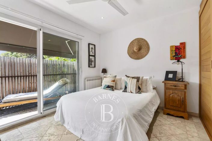 Image No.5-10 Bed House for sale