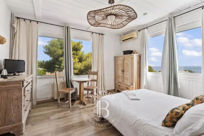 Image No.8-10 Bed House for sale