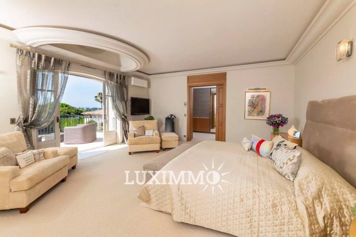 Image No.8-6 Bed House for sale