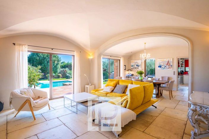 Image No.18-6 Bed House for sale