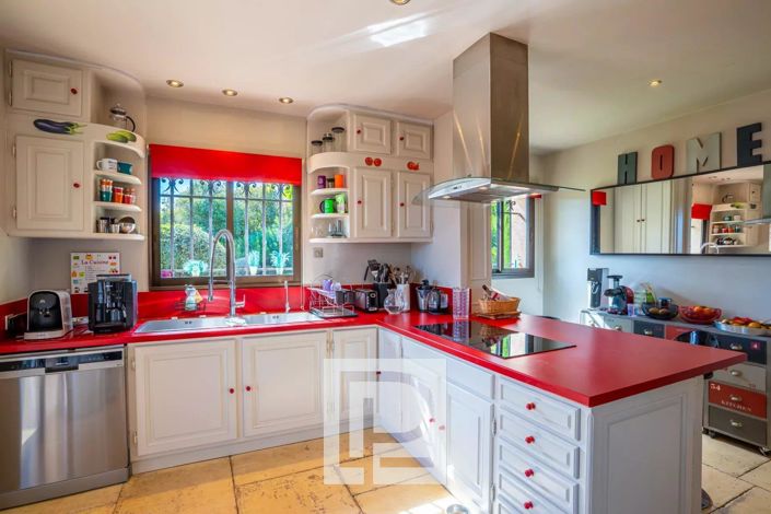 Image No.20-6 Bed House for sale