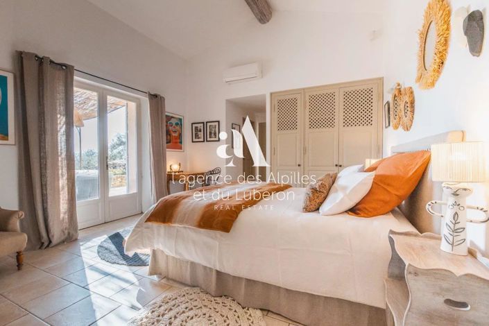 Image No.8-5 Bed House for sale