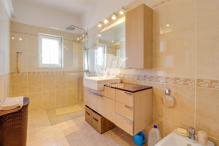 Image No.18-4 Bed House for sale