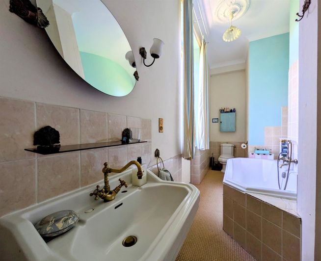 Image No.10-5 Bed House for sale