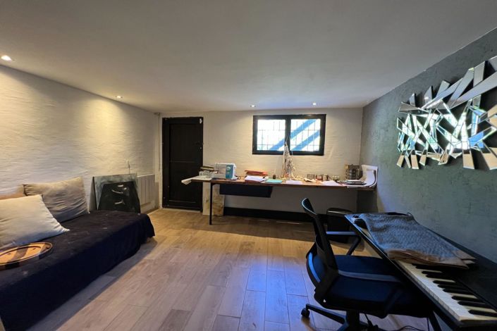 Image No.12-5 Bed House for sale