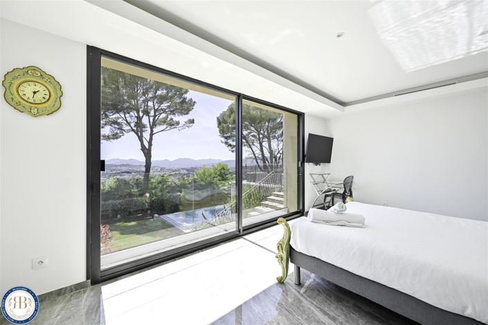 Image No.18-6 Bed House for sale