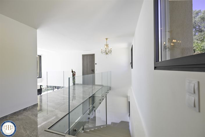 Image No.22-6 Bed House for sale