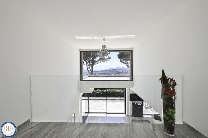 Image No.24-6 Bed House for sale