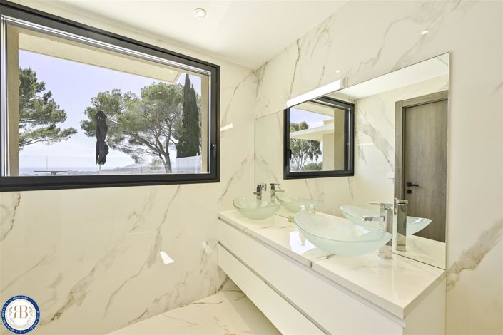 Image No.25-6 Bed House for sale