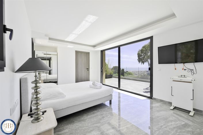 Image No.28-6 Bed House for sale