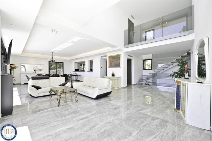 Image No.6-6 Bed House for sale