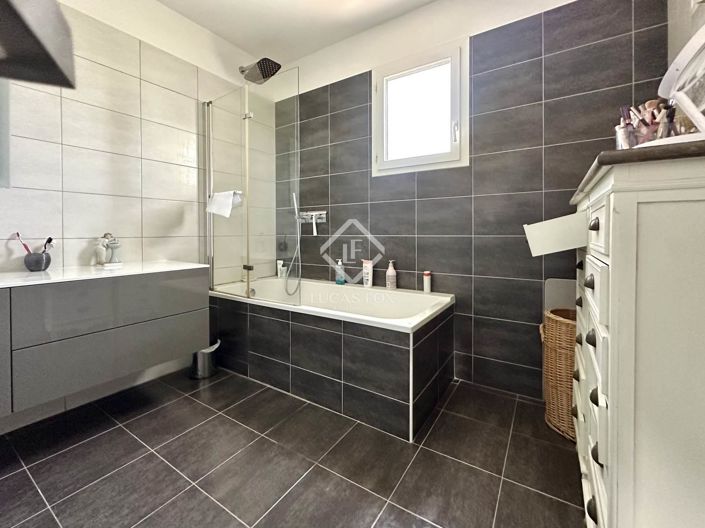 Image No.18-6 Bed House for sale