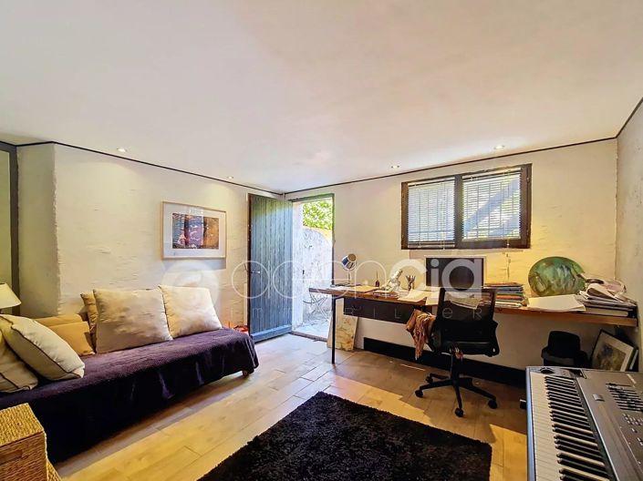 Image No.24-5 Bed House for sale