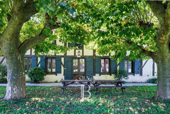 Image No.1-8 Bed House for sale