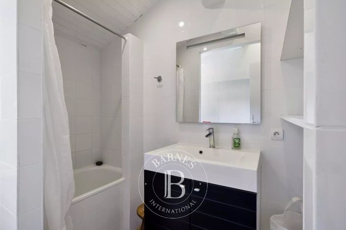 Image No.16-8 Bed House for sale