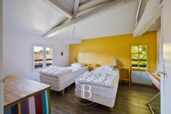 Image No.17-8 Bed House for sale