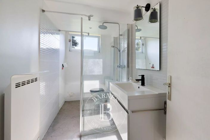 Image No.21-8 Bed House for sale