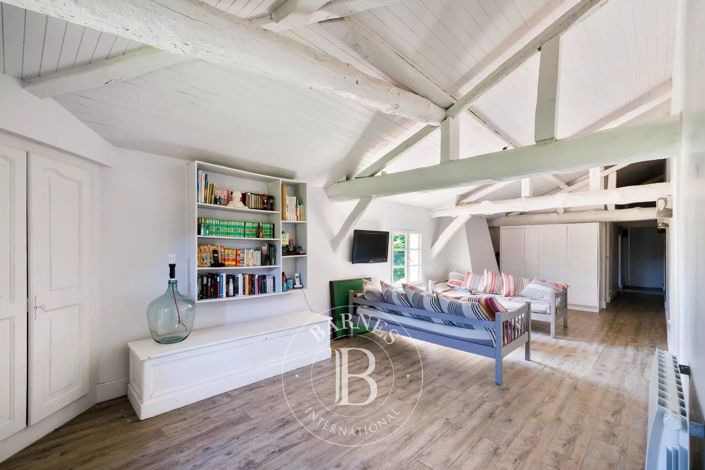 Image No.9-8 Bed House for sale