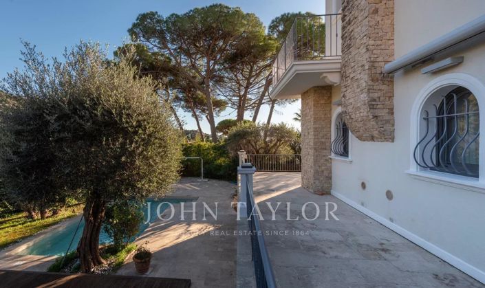 Image No.8-5 Bed House for sale