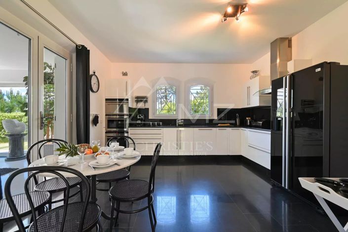 Image No.7-5 Bed House for sale