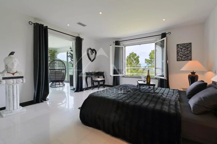 Image No.8-5 Bed House for sale