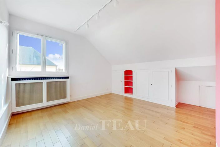 Image No.10-5 Bed House for sale