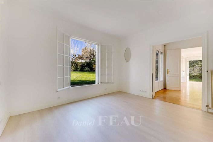 Image No.6-5 Bed House for sale