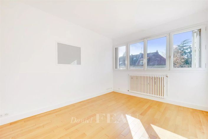 Image No.8-5 Bed House for sale