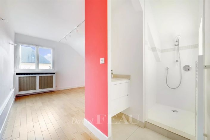 Image No.9-5 Bed House for sale