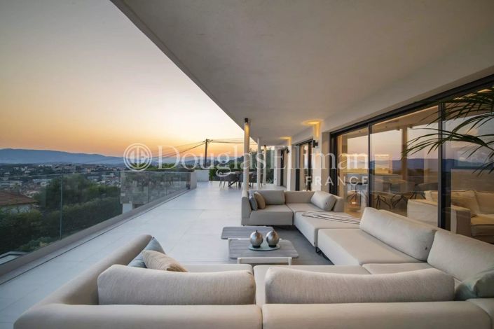 Image No.30-5 Bed House for sale